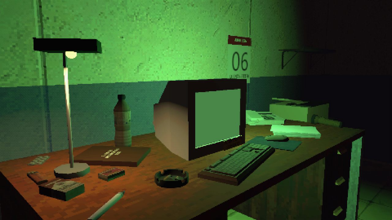Cena do jogo Plantão: uma mesa de escritório iluminada por lâmpada verde, com monitor antigo e papéis espalhados.
